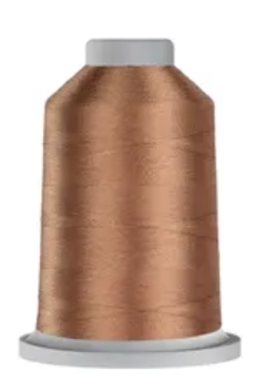 Oppdag Glide 40wt (1000 m) – den ultimate trilobale polyestertråden for quilting, broderi og dekorsøm. Med sin fantastiske glans og høye bruddstyrke får du et feilfritt resultat hver eneste gang!